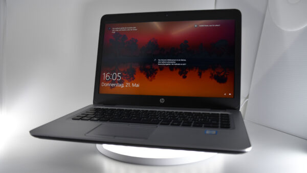 HP Elitebook 840 G3 i5 Aufnahme von vorne, Laptop ist angeschaltet