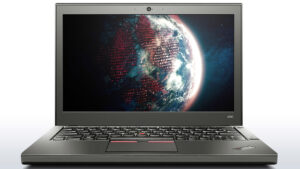 Lenovo Thinkpad x250 i5, freigestellt auf weissem Hintergrund. Auf dem Display ist eine Bildmontage der Erdkugel zu sehen.
